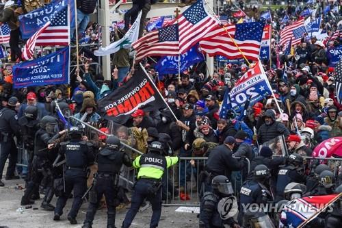 6일 미 의사당에 난입하는 도널드 트럼프 대통령의 지지자들 [AFP=연합뉴스]