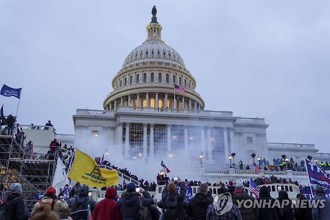 트럼프 지지자들이 의사당을 포위한 장면[UPI=연합뉴스]