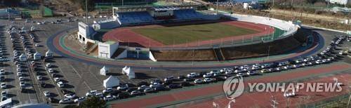 강원 동해시 웰빙레포츠타운 드라이브스루 선별 진료소 주변에서 지난해 12월 20일 시민들이 코로나19 검사를 받기 위해 기다리고 있다. [촬영 이해용]