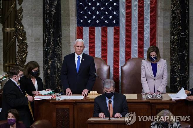 선거인단 투표 최종 인증 선언하는 펜스 부통령과 펠로시 의장 (워싱턴 로이터=연합뉴스) 미국 연방 상원의장인 마이크 펜스 부통령과 낸시 펠로시 하원의장이 7일(현지시간) 양원 합동회의에서 선거인단 투표의 최종 인증을 선언하고 있다. jsmoon@yna.co.kr