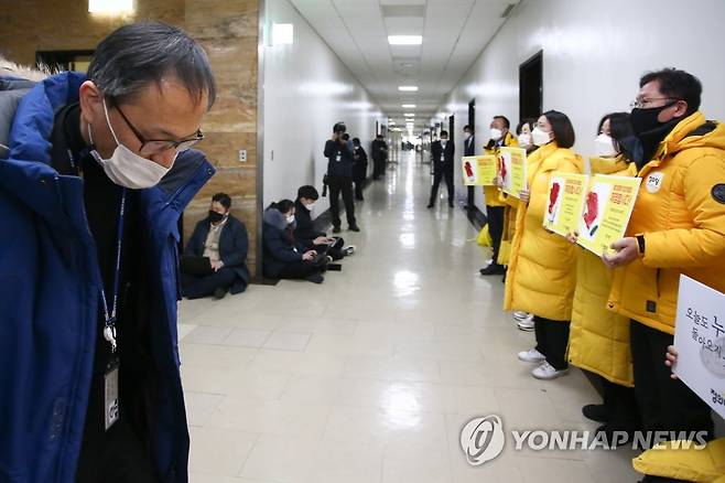 정의당, "중대재해기업처벌법 제대로 제정하라" (서울=연합뉴스) 안정원 기자 = 더불어민주당 박주민 의원이 7일 국회에서 열린 법제사법위원회 법안심사 1소위원회의실로 향하는 동안 정의당 강은미 원내대표 등 의원들이 "중대재해기업처벌법 제대로 제정하라"라는 구호를 외치고 있다. 2021.1.7 jeong@yna.co.kr