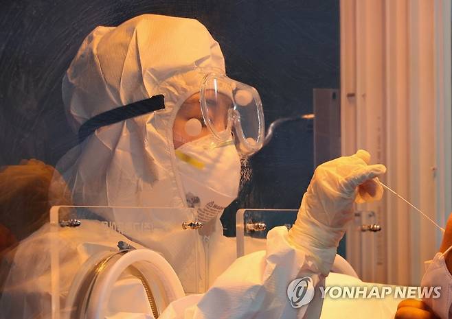 서울역 임시 선별진료소에서 검체채취하는 의료진 [연합뉴스 자료사진]