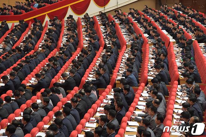 (평양 노동신문=뉴스1) = 김정은 북한 국무위원장이 지난 7일 제8차 노동당 대회 3일 차 회의를 진행했다고 당 기관지 노동신문이 8일 전했다. 신문은 "김정은 동지의 보고를 진지하게 청취하면서 모든 참가자들은 새로운 발전기, 도약기에 들어선 우리 혁명이 제기하고 있는 무겁고도 책임적인 투쟁 과업들을 자기 부문, 자기 단위의 사업과 결부하여 깊이 연구하고 있다"라고 보도했다. [국내에서만 사용가능. 재배포 금지. DB 금지. For Use Only in the Republic of Korea. Redistribution Prohibited] rodongphoto@news1.kr