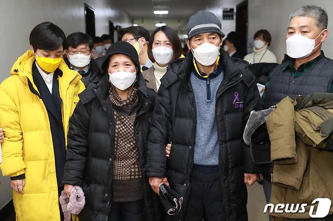 고(故) 김용균씨의 어머니 김미숙 김용균재단 이사장과 고(故) 이한빛 PD 아버지 이용관씨가 8일 오전 서울 여의도 국회에서 열린 법제사법위원회 전체회의에서 5인 미만 사업장이 대상에서 빠진 중대재해기업처벌법이 통과되자 회의장을 나서고 있다. 2021.1.8/뉴스1 © News1 신웅수 기자