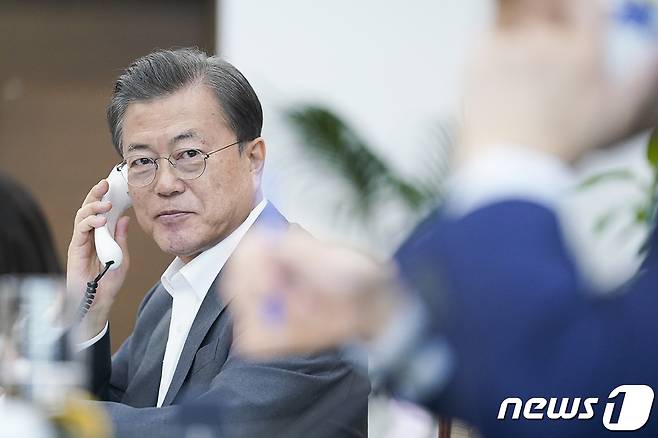 문재인 대통령이 지난해 4월 청와대 여민관에서 테워드로스 아드하놈 거브러여수스 세계보건기구(WHO) 사무총장과 전화 통화하고 있다.(청와대 제공) 2020.4.6/뉴스1