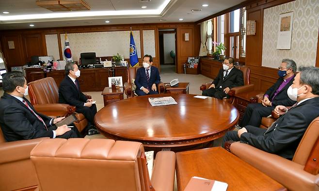 한국교회총연합 대표회장들이 지난 7일 정세균 국무총리와 만난 자리에서 코로나19로 어려움을 겪는 교회 예배 방식의 개선을 요청했다.(한교총 제공)© 뉴스1