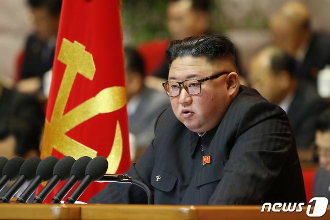 (평양 노동신문=뉴스1) = 김정은 북한 국무위원장이 지난 6일 제8차 노동당 대회 2일 차 회의에서 사업총화 보고를 이어갔다고 노동당 기관지 노동신문이 7일 밝혔다. [국내에서만 사용가능. 재배포 금지. DB 금지. For Use Only in the Republic of Korea. Redistribution Prohibited] rodongphoto@news1.kr