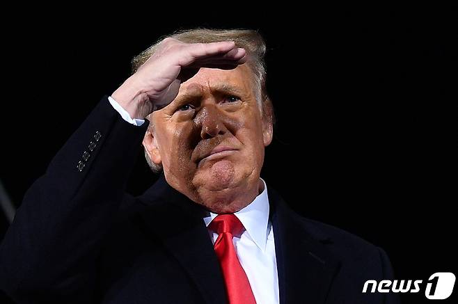 도널드 트럼프 미국 대통령이 지난 4일 조지아 주 달튼에서 열린 상원의원 결선투표를 지켜보고 있다. 선거 결과는 트럼프 대통령의 완패로, 상하원 모두 민주당이 장악하게 됐다. © AFP=뉴스1
