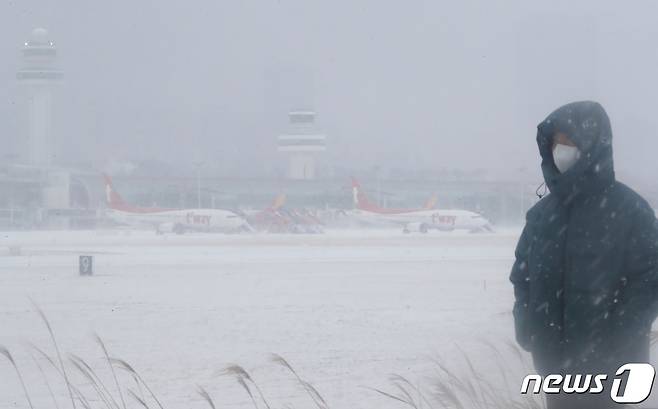 8일 오전 급변풍·강풍·대설특보가 발효 중인 제주국제공항 계류장에 항공기들이 멈춰서있다. 제주지방기상청에 따르면 이날 오전 7시30분 현재 제주도 산지에는 한파경보, 제주도 산지·동부·북부에는 대설경보, 제주도 서부·남부·추자도에는 대설주의보가 발효 중이다.2021.1.8/뉴스1 © News1 오현지 기자