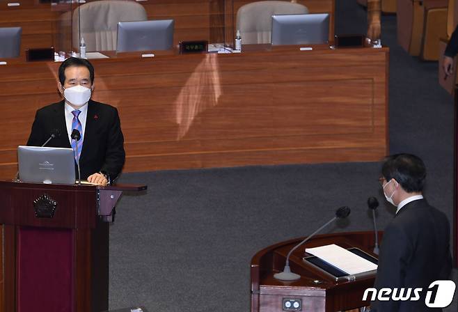 정세균 국무총리가 8일 오전 서울 여의도 국회 본회의장에서 열린 신종 코로나바이러스 감염증(코로나19) 방역 실태 및 백신 수급 현황 점검을 위한 긴급현안질문에 참석해 김성주 더불어민주당 의원 질의에 답하고 있다. 2021.1.8/뉴스1 © News1 박세연 기자