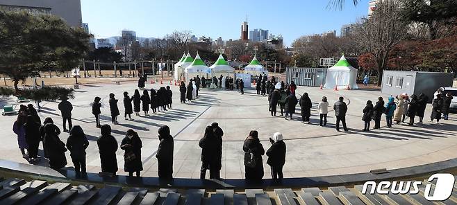 국내 신종 코로나바이러스 감염증(코로나19) 확산 사태 약 1년 만에 대구의 누적 환자가 8000명을 넘어선 가운데 8일 오전 대구 중구 국채보상운동기념공원에 마련된 임시선별진료소에서 많은 시민들이 줄지어 코로나19 검사를 기다리고 있다. 2021.1.8/뉴스1 © News1 공정식 기자