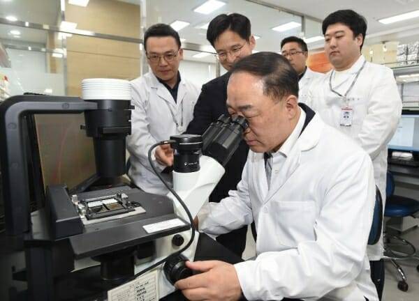 바이오업계 현장을 방문한 홍남기 경제부총리. 사진=기획재정부