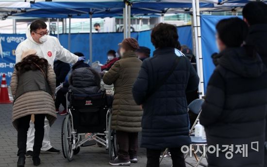 임시 선별검사소에서 의료진이 시민들을 안내하고 있다. 사진은 기사와 무관함. /김현민 기자 kimhyun81@