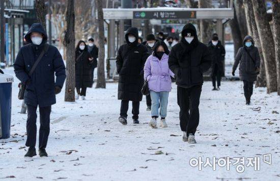 북극발 한파로 8일 서울 아침 기온이 영하 18도 이하로 떨어지는 등 전국이 꽁꽁 얼어붙었다. 7일 오전 서울 중구 시청역 인근에서 직장인들이 두꺼운 외투를 입고 출근길에 오르고 있다./강진형 기자aymsdream@