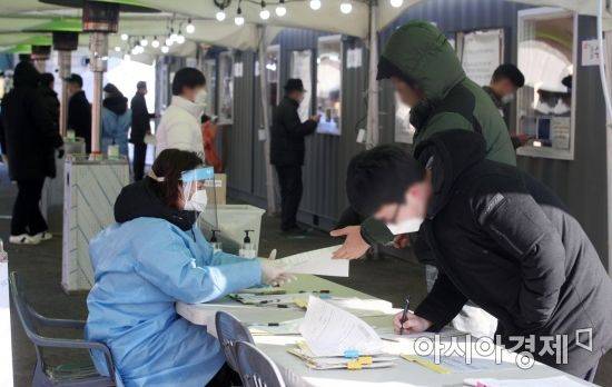 서울역 임시 선별검사소를 찾은 시민들이 차례를 기다리고 있다./김현민 기자 kimhyun81@