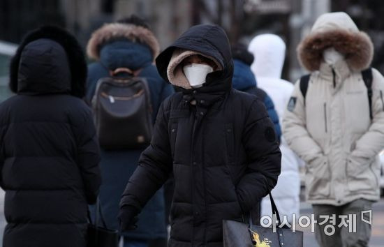 서울 아침 최저기온이 영하 17도까지 떨어지는 등 북극발 한파가 절정에 달한 8일 서울 광화문네거리 인근에서 두터운 옷으로 중무장한 시민들이 출근길 발걸음을 재촉하고 있다./김현민 기자 kimhyun81@