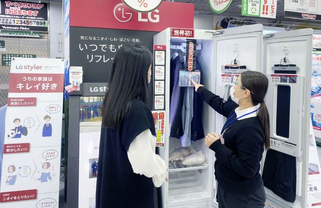 일본 도쿄의 한 가전매장에서 고객이 LG전자 의류관리기 'LG 스타일러'를 살펴보고 있다.(자료사진)ⓒLG전자