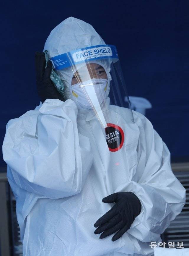 8일 오후 영하 18도 한파가 기승을 부리는 날씨속에 서울 서초구 고속터미널에 마련된 임시선별진료소에서 의료진과 구청 직원들이 추위에 핫팩과 히터에 의지한 채 검사를 하고 있다. 안철민 기자 acm08@donga.com