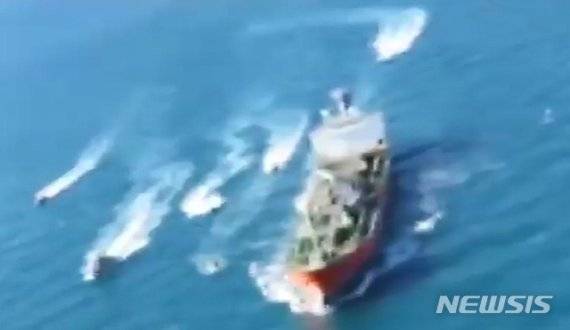 [서울=뉴시스]아랍에미리트(UAE)를 향하던 한국 유조선 '한국케미호'(9797t)가 지난 4일 이란 혁명수비대에 나포됐다. 사진은 이란 국영 방송 IRIB가 공개한 현장 모습. 2021.01.05. (사진=IRIB 캡쳐) photo@newsis.com /사진=뉴시스