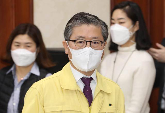 변창흠 국토교통부 장관이 6일 서울 종로구 정부서울청사에서 열린 비상경제 중앙대책본부(중대본) 회의 겸 한국판 뉴딜 관계장관회의에 참석하고 있다. 뉴시스