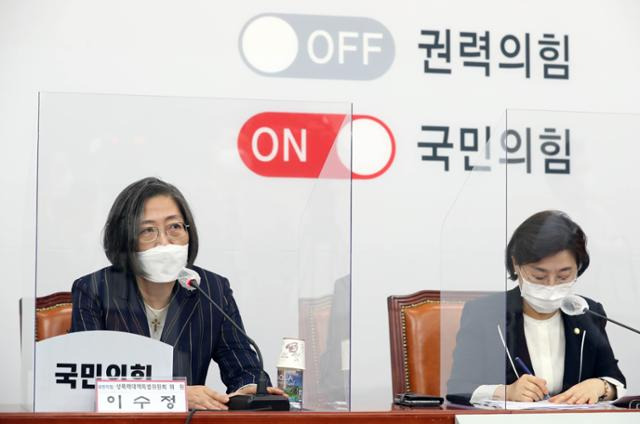 국민의힘 성폭력대책특별위원회 위원으로 활동하는 이수정(왼쪽) 경기대 범죄심리학과 교수가 지난해 9월 23일 국회에서 열린 국민의힘 성폭력대책특위 1호 법안 발표 기자간담회에서 발언하고 있다. 오대근 기자