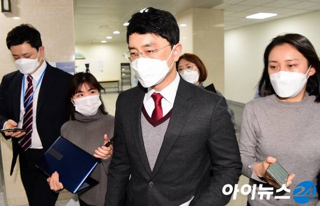 인턴 비서 성폭행 의혹으로 국민의힘을 탈당한 김병욱 의원이 8일 국회 소통관에서 기자회견을  마친 뒤 회견장을 나서고 있다.