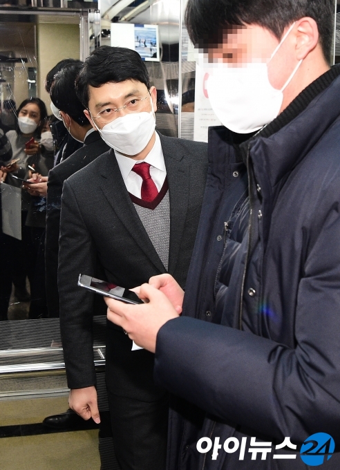 인턴 비서 성폭행 의혹으로 국민의힘을 탈당한 김병욱 의원이 8일 국회 소통관에서 기자회견을  마친 뒤 회견장을 나서고 있다.