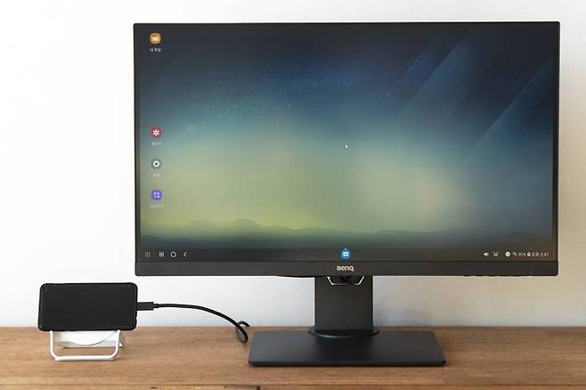 벤큐 PD2705Q 아이케어, USB-C 단자로 노트북, 스마트폰 등을 연결할 수 있다. 출처=IT동아