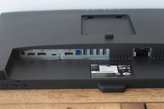 외부입력 인터페이스는 후면부 아래 집중돼있는데, 4개의 USB 3.0 포트가 인상적이다. 출처=IT동아