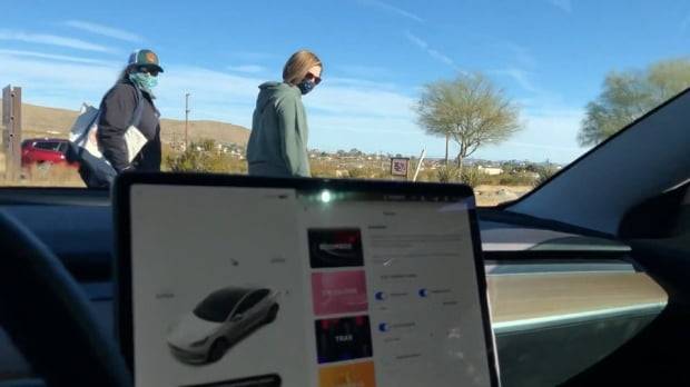 테슬라 전기차로 방귀 소리 경적을 내자 행인들이 쳐다보고 있다. 사진=Jennifer Cooper 유튜브 갈무리