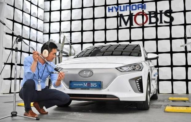 현대모비스가 전파무향실에서 그릴 커버를 활용한 가상 엔진 사운드시스템(AVAS)을 실차에 적용해 성능시험을 하고 있다. 사진=현대모비스