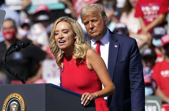 미 대선 당시  도널드 트럼프 대통령 지지 연설 하는 케일리 매커내니 백악관 대변인. AP뉴시스