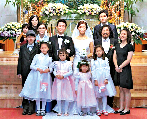 2013년 첫째 아들 필립의 결혼식에서 김다윗 목사 가족이 함께했다. 라라김밥 상표의 모델은 막내딸 라라다. 김다윗 목사 제공