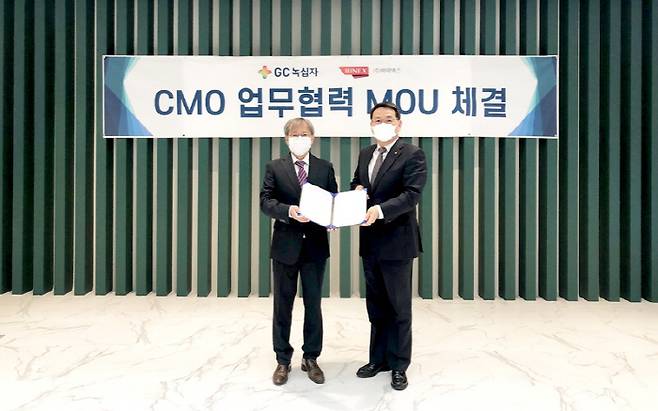 조진섭 바이넥스 CMO 사업실장(왼쪽)과 임승호 GC녹십자 부사장이 업무협약을 맺은 뒤 기념사진을 찍고 있다. [사진 제공 = GC녹십자]