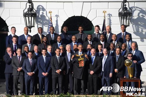 지난 2016년 백악관을 방문한 NBA 우승팀 클리블랜드 캐빌리어스의 모습. 이것이 NBA 우승팀의 마지막 백악관 방문으로 남아 있다. 사진=ⓒAFPBBNews = News1