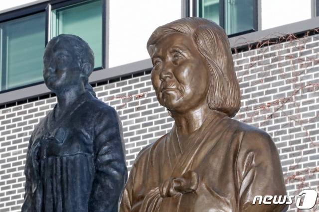 (경기광주=뉴스1) 조태형 기자 = 8일 고(故) 배춘희 할머니 등 일본군 위안부 피해 할머니들 12명이 일본 정부를 상대로 낸 손해배상 청구 소송에서 이겼다. 위안부 피해자들이 우리나라 법원에 손해배상 청구 소송을 여러 건 냈지만, 1심 결론이 나온 건 이번이 처음이다.  사진은 경기도 광주시 퇴촌면 나눔의 집에 세워져 있는 고(故) 배춘희 할머니의 흉상. 2021.1.8/뉴스1