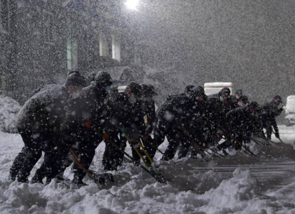 6일 밤 대설특보가 내려진 가운데 경기 성남 공군 15특수임무비행단 공병대대 소방구조중대 장병들이 기지 내 활주로에서 제설작전을 펼치는 모습.  국방일보 제공