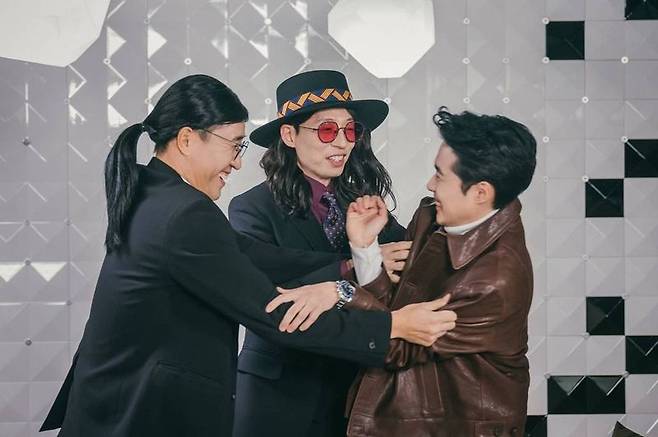 Actor Jo Byung-gyu stars in What do you do when you playMBC What do you do when you play side released a certification shot of Jo Byung-gyu through official SNS on January 8th.Jo Byung-gyu in the photo is getting a rinse from Yoo Jae-Suk and Kim Jong-min, who have transformed into a new buccal.What are you doing playing? Im not holding my neck. Im rinsing. Wonderful. Word is that entertainment is amazing.The first priority of the entertainment scout, he added, referring to the entertainment feeling for Jo Byung-gyu.