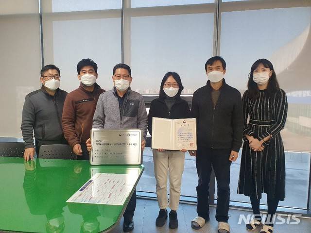 [화성=뉴시스] 화성그린환경센터 직원들이 환경부 주관 최우수시설로 선정돼 환경부장관 표창을 수여받은 뒤 기념사진을 찍고 있다. (사진 = 화성시 제공)