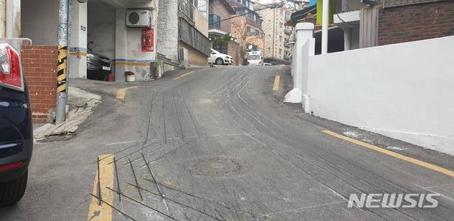 [서울=뉴시스] 서울 도봉구 급경사로 열선 설치 모습. (사진=도봉구 제공) 2021.01.08. photo@newsis.com