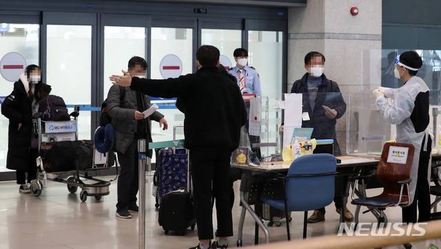 [인천공항=뉴시스]이영환 기자 = 해외 입국 외국인들에 대한 신종 코로나바이러스 감염증(코로나19) PCR(중합효소 연쇄반응, 유전자 증폭) 음성 확인서를 제출이 의무화된 8일 오전 인천국제공항 제1여객터미널에서 육군 검역지원단 대원들이 입국 승객들을 안내하고 있다. 2021.01.08. 20hwan@newsis.com