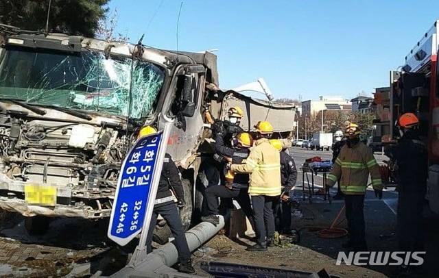 [원주=뉴시스]김동현 기자 = 8일 낮 12시 28분께 강원 원주시 단계동에서 25t 덤프트럭이 철기둥을 들이 받아 소방대원들이 구조에 나서고 있다. 2021.01.08. (사진=원주소방서 제공) photo@newsis.com