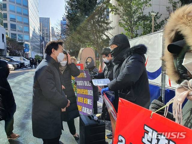 김종천 시장, 시위 시민과 만남 현장.(사진 과천시 제공).