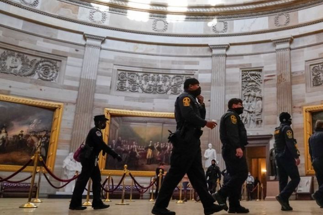 7일(현지시간) 미국 워싱턴DC 의사당에서 의회 경찰이 내부를 점검하고 있다. 연합뉴스