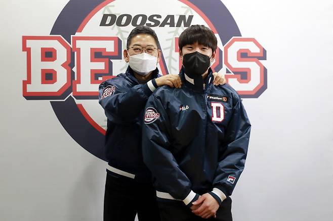 김재호(오른쪽)가 8일 서울 잠실구장에서 두산과 FA 계약을 마친 뒤 전풍 두산 대표이사와 기념 촬영을 하고 있다. 두산베어스 제공