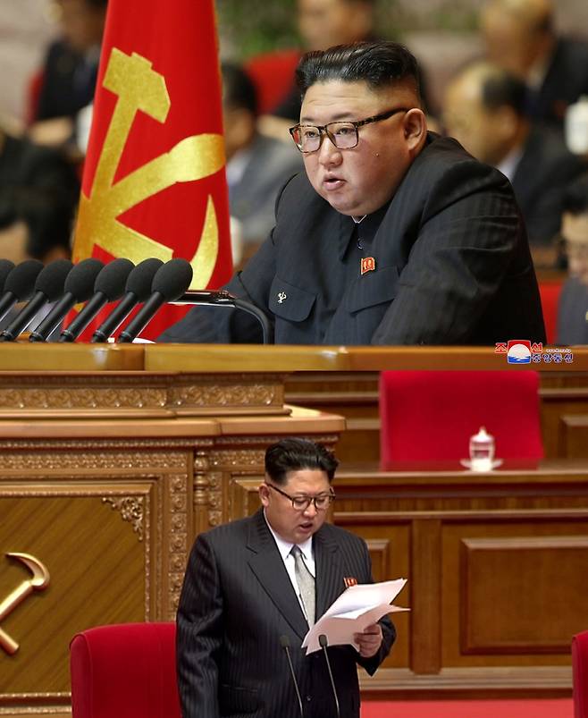 북한의 7·8차 노동당 대회 진행하는 김정은 위원장 (서울=연합뉴스) 북한이 지난 5일부터 8차 노동당 대회(위 사진)를 진행 중인 가운데 김정은 위원장의 오른쪽 가슴에 노동당 마크 모양의 배지가 달려 있다. 2016년 7차 당대회(아래 사진) 당시에는 이 배지를 착용하지 않았다. [국내에서만 사용가능. 재배포 금지. For Use Only in the Republic of Korea. No Redistribution]