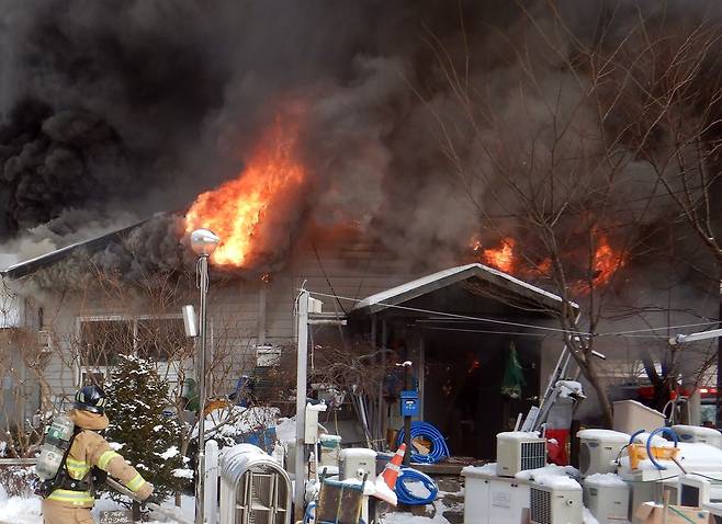 광주 사무실서 화재 발생 (서울=연합뉴스) 8일 오후 2시 33분께 광주 북구 용봉동의 한 사무실에서 불이 나 연기가 피어오르고 있다.      [광주 북부소방서 제공. 재판매 및 DB 금지] photo@yna.co.kr