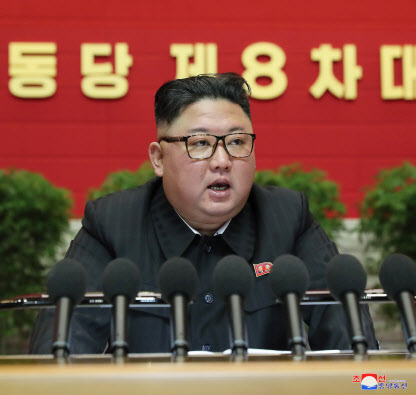 지난 8일 평양에서 노동당 제8차 대회 4일차 회의가 열렸다고 조선중앙통신이 9일 보도했다. 사진은 이날 김정은 노동당 위원장이 발언하는 모습(사진=평양 조선중앙통신/연합뉴스).