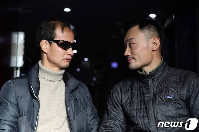 시각장애 마라토너 정운로(왼쪽), 가이드러너 조성수가 서울 종로구의 한 모임센터에서 뉴스1과 인터뷰 전 포즈를 취하고 있다. /뉴스1 © News1 황기선 기자