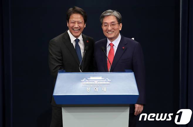임종석 전 대통령비서실장과 노영민 전 대통령비서실장. 2019.1.8/뉴스1 © News1 오대일 기자